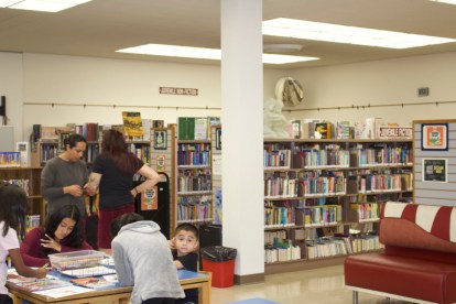 kids reading in the library June 30, 2022. Photo by Juliana Luna.